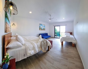 3 habitaciones, escritorio, tabla de planchar con plancha y wifi