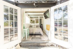 WiFi, bed sheets - The Container Retreat @ 290 Wine Trail #10 (Blanco County)