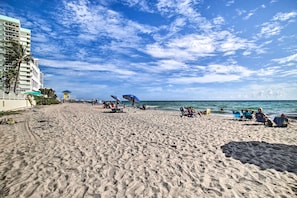På stranden