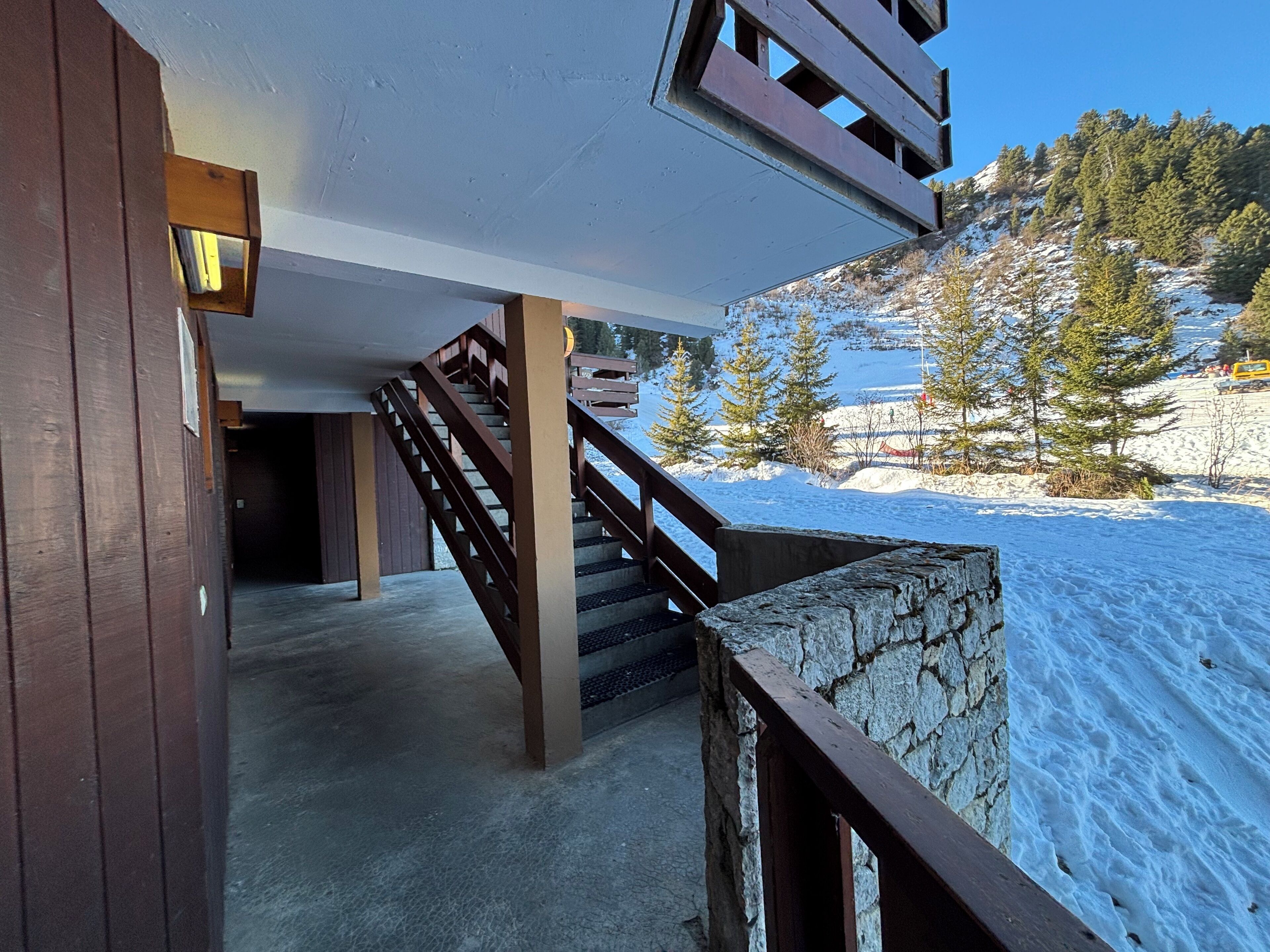 المنطقة المحيطة بالمنشأة