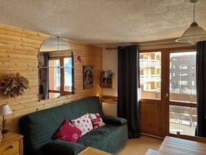 Téléviseur, livres, chaîne audio