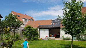 Een woonwijk met een huis, een garage en een tuin.