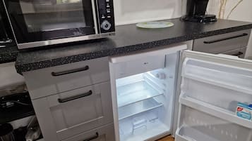 雪櫃、微波爐、焗爐、爐具