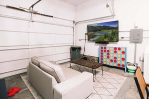 TV, fireplace, offices - CO2. (House) Denver's Best Airbnb | Games&Fun (Denver)
