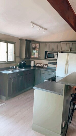 Refrigerador, microondas, horno y parrilla de estufa 