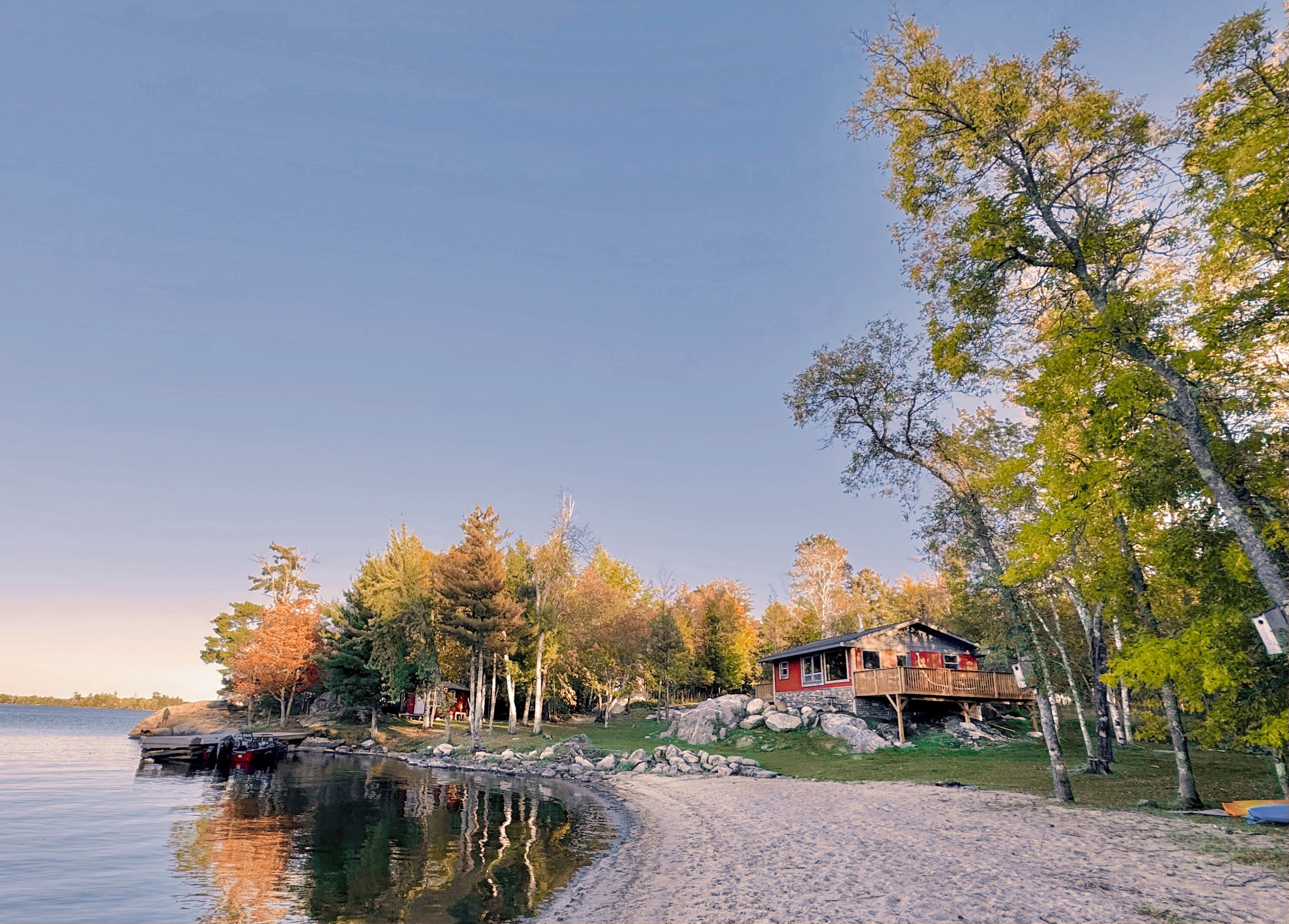 Rannalla, aurinkotuoleja