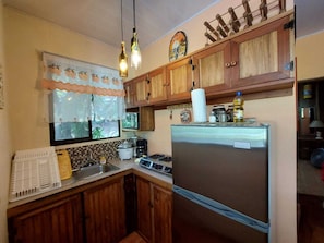 ثلاجة، ميكروويف، فرن، ماكينة لصنع القهوة/الشاي