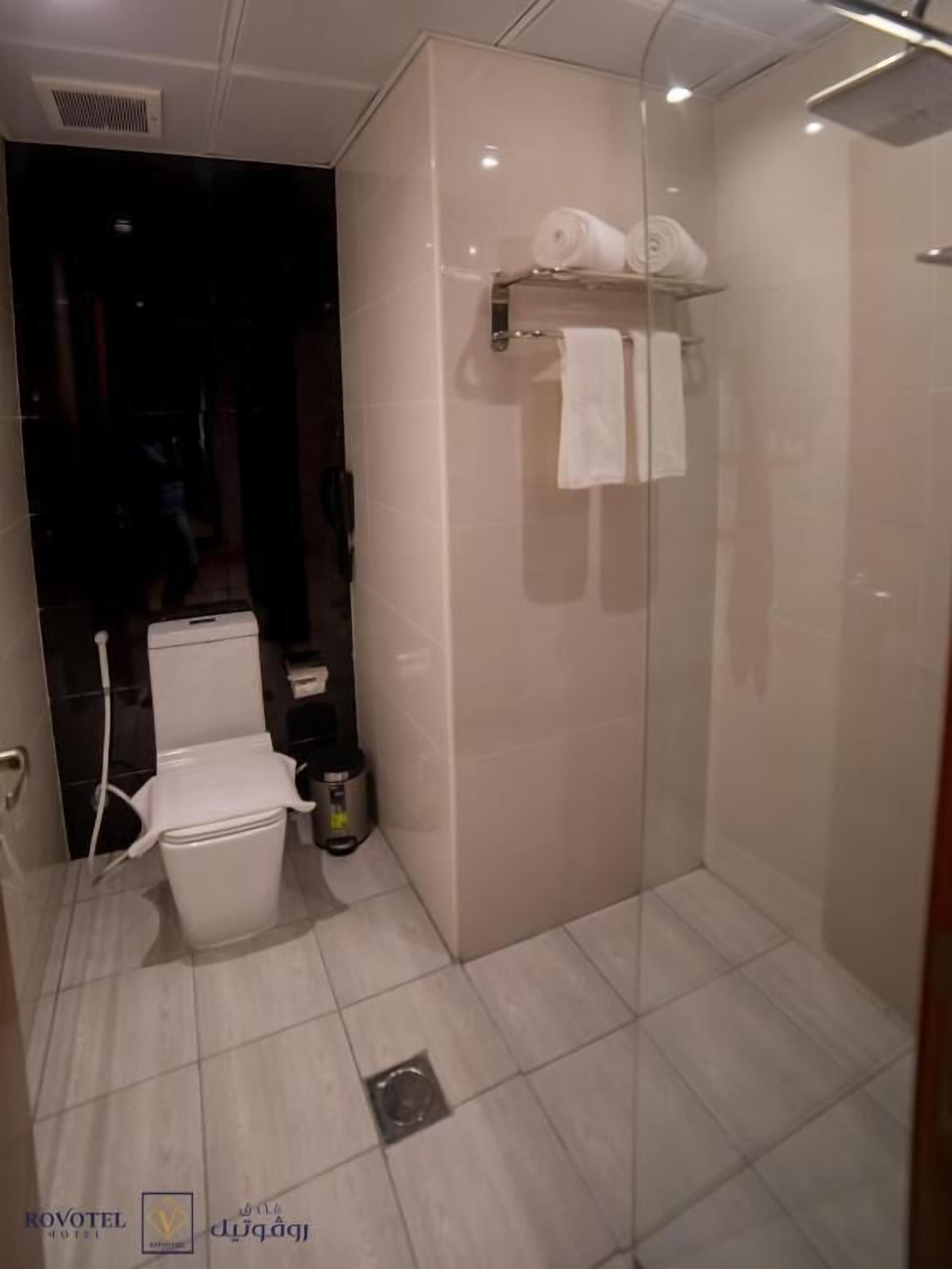Baño | Bañera y ducha independientes y cabezal de ducha tipo lluvia