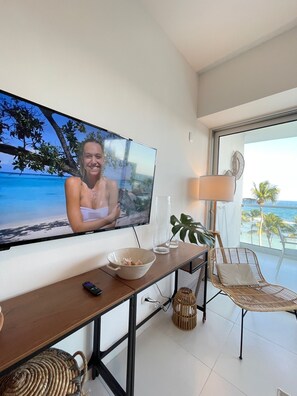 Luxury-Apartment, 2 Schlafzimmer, barrierefrei, Meerblick | Wohnzimmer