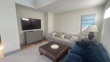 TV connectée, lecteur de DVD, livres, écrans d'ordinateur