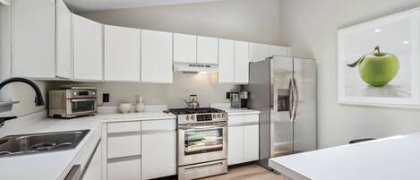 Frigorifero, microonde, forno, piano cottura