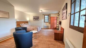 13 Schlafzimmer, Schreibtisch, Bügeleisen/Bügelbrett, Reisekinderbett