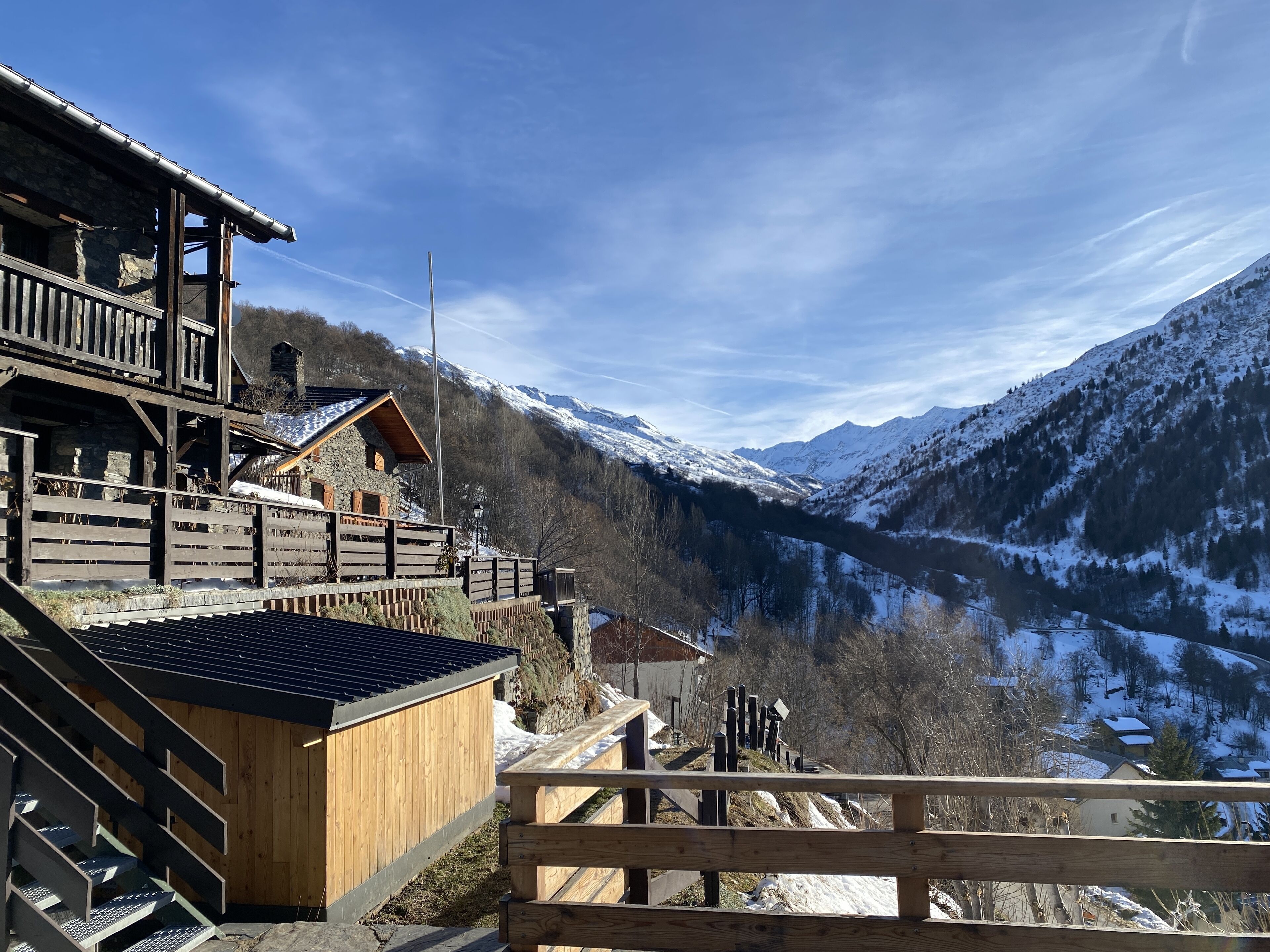 Vue depuis la terrasse principale sur les montagnes alentours