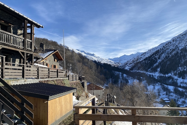 Vue depuis la terrasse principale sur les montagnes alentours