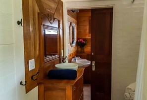 Ensemble douche/baignoire, sèche-cheveux, serviettes fournies, savon