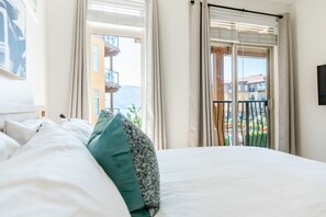 2 slaapkamers, een bureau, een strijkplank/strijkijzer, reisbedje