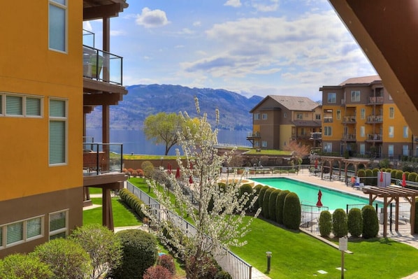 A heated pool - Casa Laguna! Lakefront Condo With Pool & Hot Tub. (West Kelowna)