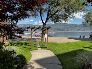 Beach nearby - Casa Laguna! Lakefront Condo With Pool & Hot Tub. (West Kelowna)
