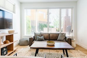 Smart TV, fireplace, books, stereo - Casa Laguna! Lakefront Condo With Pool & Hot Tub. (West Kelowna)