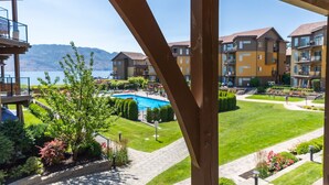 Ein Wohngebiet mit Schwimmbad, gepflegten Rasenflächen und Mehrfamilienhäusern.