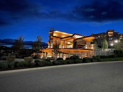 Casa Azul! Pool, Hot Tub, Mountain & Lake Views!