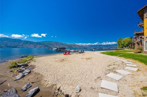 Casa del Mar! Pool, Tub & Refreshing Lakefront Resort