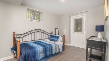 6 habitaciones, escritorio y tabla de planchar con plancha