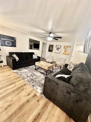 Smart TV, foosball - Stay just a short walk -0.3- miles from Lambeau! (Green Bay)