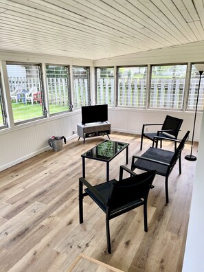 Interior - Stay just a short walk -0.3- miles from Lambeau! (Green Bay)