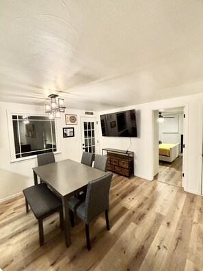 Dining - Stay just a short walk -0.3- miles from Lambeau! (Green Bay)