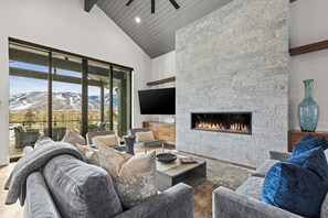 Smart TV, caminetto, stampante