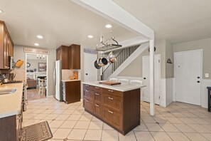Microwave, dishwasher, spices - Grand Piano, Stocked Kitchen, Modern Decor (San Dimas)