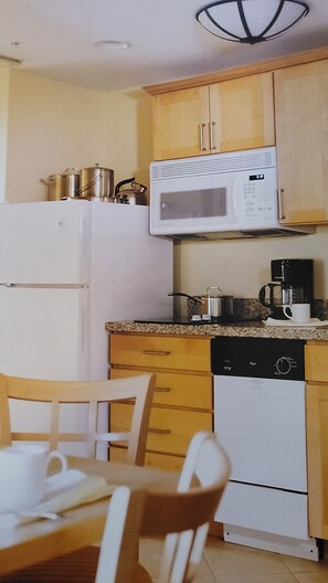 Private kitchen - Welcome 2023 in Paradise! 2 bedroom villa , Sleeps 8 comfortably. (Paradise Island ,Nassau)