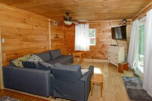 TV, DVD-spiller, bøker og PC-skjermer