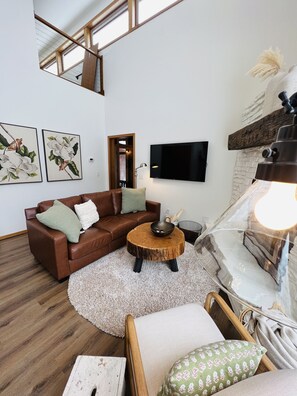 Älytelevisio, takka, pöytätennispöytä, kirjoja