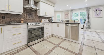 Luxury 4 Bedroom/5 Bathroom Huge Ravine Backyard