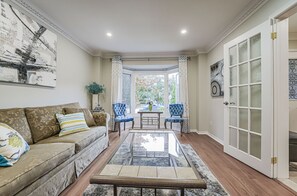 Smart TV, books - Luxury 4 Bedroom/5 Bathroom Huge Ravine Backyard (Richmond Hill)