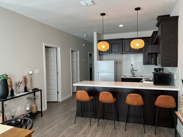 Refrigerador, microondas, horno y parrilla de estufa 