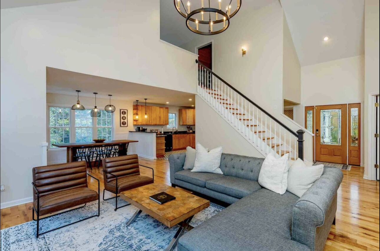 THE ECLAIRE Modern 3-Story Home with Awesome Game Room - Sleeps 16