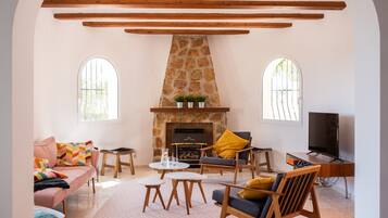 Een smart-tv, een dvd-speler en boeken