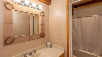 Duschwanne, Regendusche, kostenlose Toilettenartikel, Haartrockner