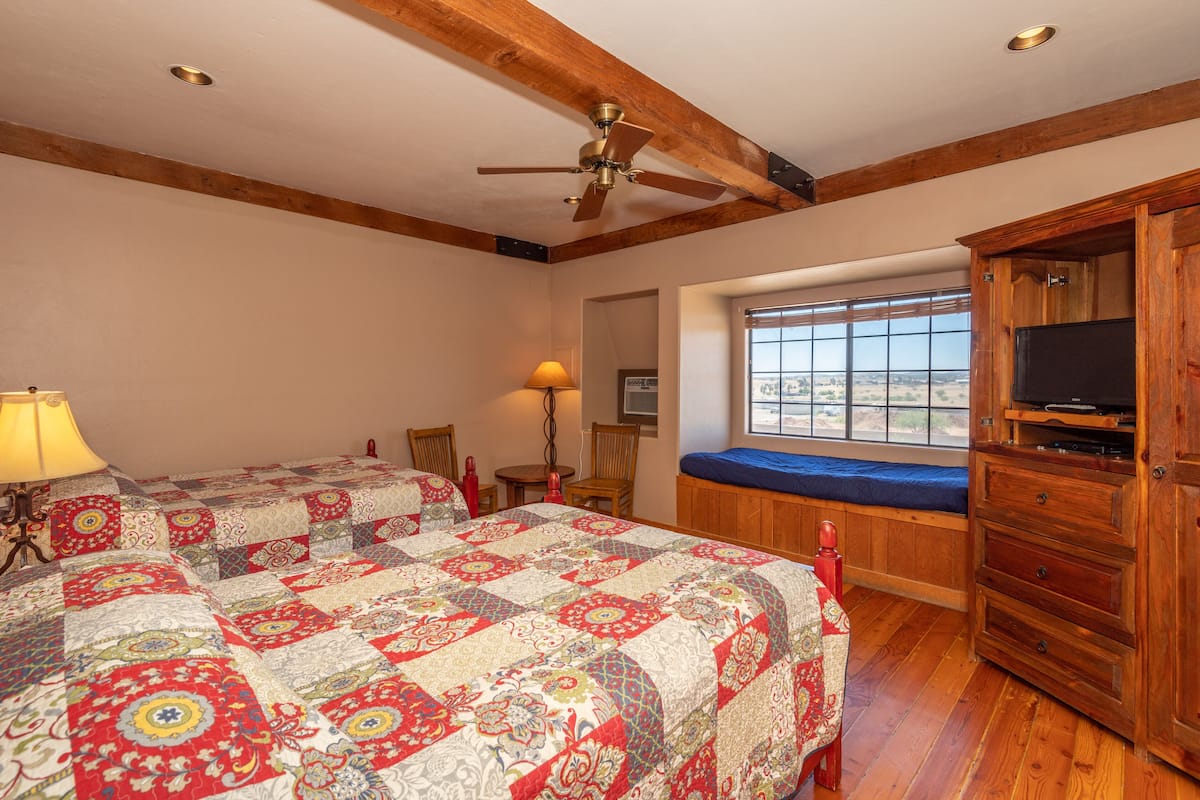 Double Bed Room w/Day Bed - Upstairs | 高級寢具、特厚豪華床墊、免費 Wi-Fi、床單