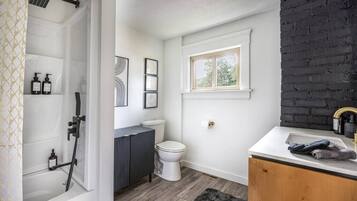 Bruser, hårtørrer, håndklæder