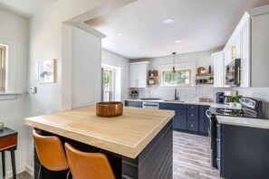 Køleskab, mikrobølgeovn, ovn, kogeplade