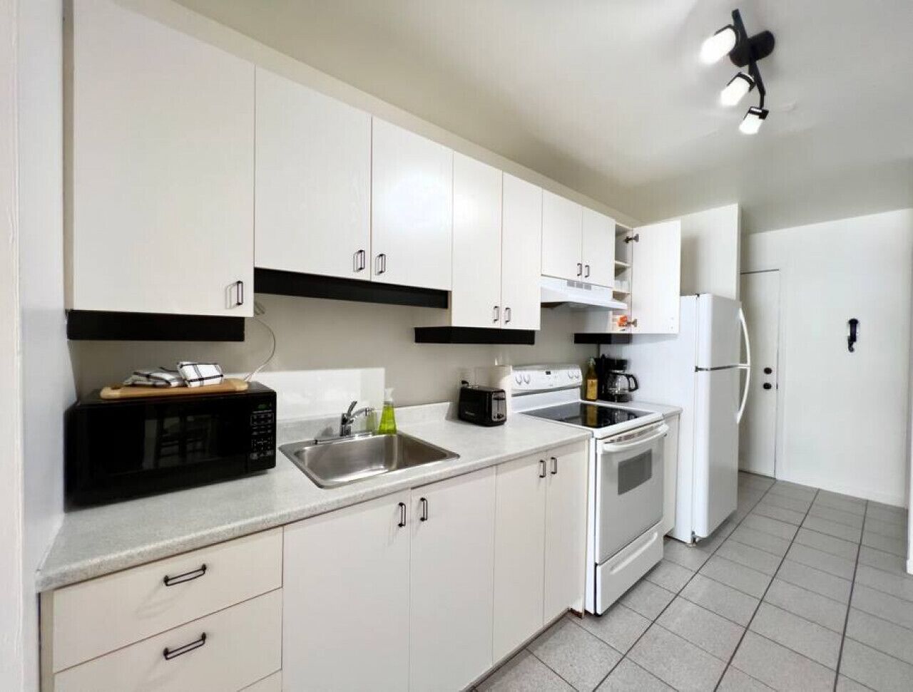Coffee/tea maker, fridge, microwave, oven