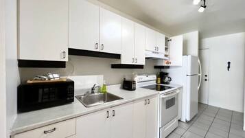 Coffee/tea maker, fridge, microwave, oven