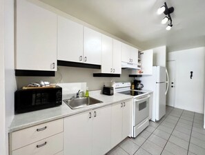 Coffee/tea maker, fridge, microwave, oven - Beautiful apartment in the lower town (Québec)