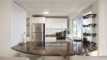 Geladeira, micro-ondas, fogão, cooktop