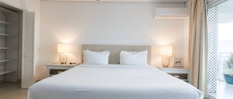 1 camera, una cassaforte in camera, una scrivania, ferro/asse da stiro