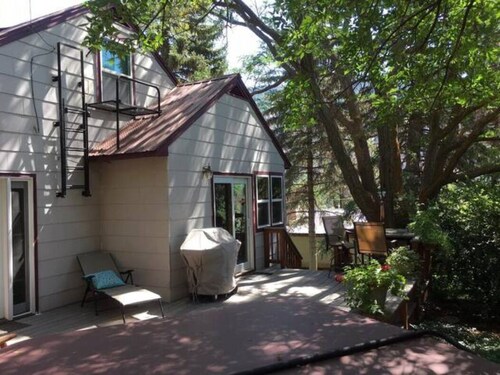 Garden Home, private and spacious with hot tub, only 5 minutes to city center